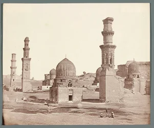 Egitto. Il Cairo. Necropoli meridionale. In primo piano il minareto presso il mausoleo di Ali Badr Al-Karafi (1300-1310), sullo sfondo il minareto di Kusum dell