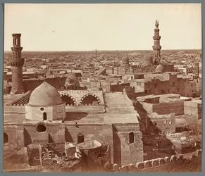 Egitto. Il Cairo. Veduta generale - sullo sfondo, la madrasa-mausoleo di Umm As-Sultan Sza