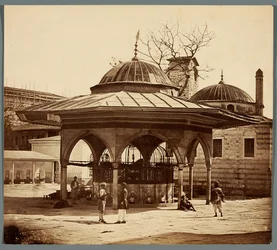 "Fontana nel cortile di Santa Sofia"