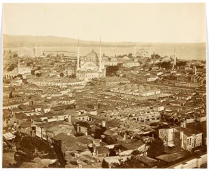 «Nuri Osmaniye» [Istanbul. Panorama della città con veduta delle moschee: Moschea di Nuruosmaniye (al centro), Moschea Blu (sullo sfondo a destra) e Ayasofya (Santa Sofia) (a sinistra)]