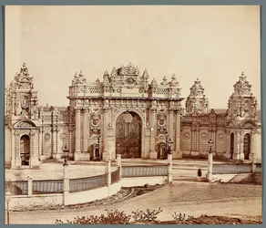 Istanbul. Palazzo Dolmabahçe - porta