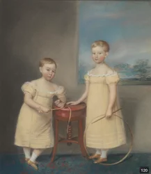 Due bambini con vestiti gialli, il maggiore con un cerchio e un bastone e il minore con una frusta e una trottola