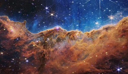 Scogliere cosmiche nella Nebulosa Carina (Immagine NIRCam)