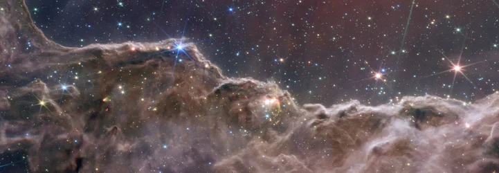 Scogliere cosmiche nella Nebulosa Carina (Immagine composita NIRCam e MIRI)