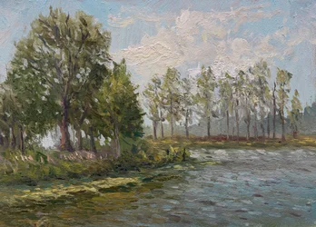 Alberi verdi lungo il fiume