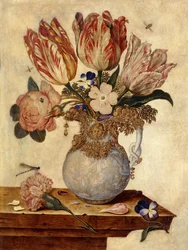 Tulipani, non ti scordar di me, peonie e altri fiori in un vaso su un cornicione