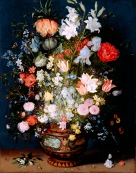 Bouquet di fiori in un vaso di ceramica
