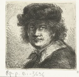 Uomo con cappello e colletto piatto