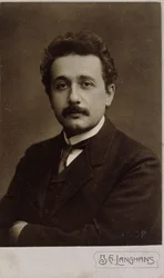 Ritratto carte-de-visite di Albert Einstein scattato a Praga nel 1912, 1912