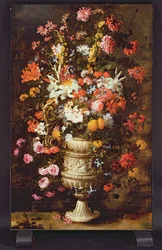 Fiori in un vaso decorato