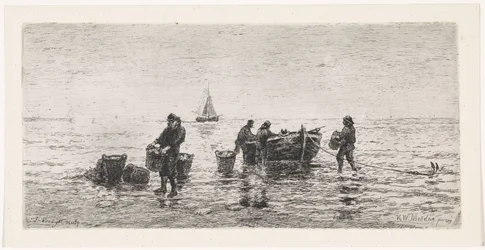 Pescatori che svuotano una barca sulla spiaggia