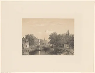 Veduta di un villaggio con fiume