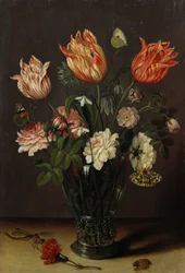 Tulipani con altri fiori in un bicchiere su un tavolo