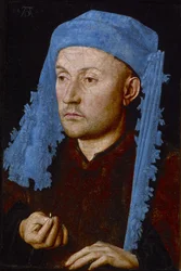 Uomo con berretto blu