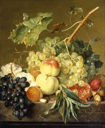 Frutta, nocciole e malvarose su una mensola di marmo