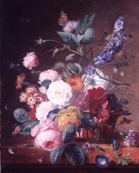 Rose, dalia, delphinium e altri fiori in un cesto su un bordo di marmo