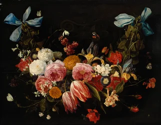 Una ghirlanda di rose, tulipani, dalie e altri fiori