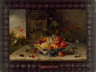 Composizione di natura morta decorativa con una ciotola di porcellana, frutta e insetti