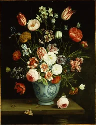 Fiori in un vaso di porcellana blu e bianco, con falene e altri insetti su un ripiano