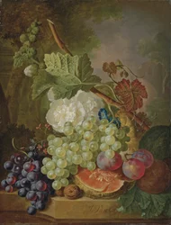 Fiori, uva, prugne, noci e un melone su un cornicione di pietra