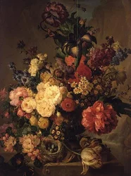 Fiori su un ripiano vicino a una cascata