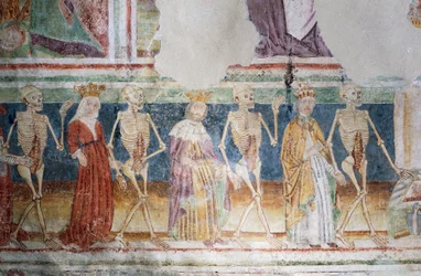 Chiesa fortificata di Hrastovlje, Chiesa della Trinità, La Morte accompagna il Papa e la Regina, Danza della Morte (1490), (dettaglio) dagli affreschi di Janez Iz Kastva, Slovenia