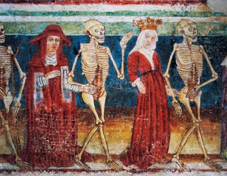 Chiesa fortificata di Hrastovlje, Chiesa della Trinità, La Morte accompagna la Regina e il cardinale, Danza della Morte (1490), dettaglio dagli affreschi di Janez Iz Kastva, Slovenia