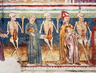 Chiesa fortificata di Hrastovlje, Chiesa della Trinità, La morte accompagna il vescovo e il monaco, Danza della Morte (1490), dettaglio degli affreschi di Janez Iz Kastva, Slovenia