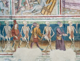 Chiesa fortificata di Hrastovlje, Chiesa della Trinità, La morte accompagna il mercante e il ricco banchiere, Danza della Morte (1490), dettaglio degli affreschi di Janez Iz Kastva, Slovenia
