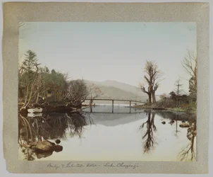 Ponte e albergo sul lago, lago Chūzenji, Nikko, Giappone