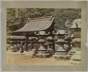 Lanterne di bronzo fuori dal tempio nel parco di Uyeno, Tokyo, Giappone