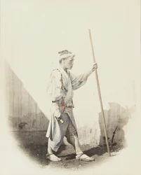 Uomo giapponese con campana