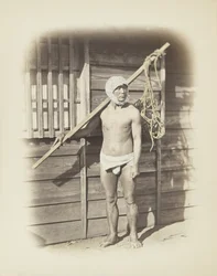 Uomo con cesto da pesca