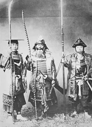 Samurai del Giappone antico armato di arco lungo, armi da palo e spade