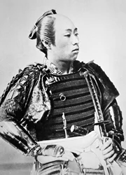 Samurai del Giappone antico con acconciatura tradizionale