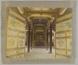 Veduta dal portale verso le porte, tempio del sesto o settimo shogun, parco di Shiba, Tokyo, Giappone