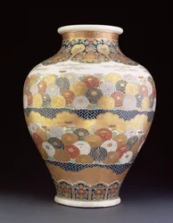 Vaso Satsuma dipinto con crisantemi, fine XIX secolo