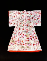 Un furisode di damasco di seta bianca con foglie di bambù e fiori di pruno