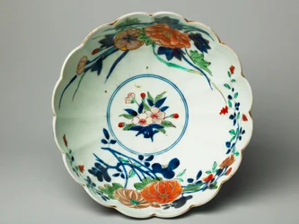 Ciotola con lati scanalati e bordo smerlato, ko-Imari, c.1770-20 (terracotta con sottosmalto blu e smalto sovrasmalto)
