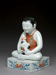 Ragazzo con un cane seduto su un tavolo shogi quadrato, Kakiemon, Giappone, 1680-1700 (terracotta con sottosmalto blu)