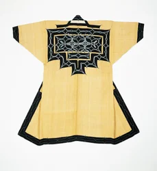Abito cerimoniale (attush) della popolazione Ainu con motivi tradizionali Ainu, ricamo a punto catenella, corteccia di olmo, lana e cotone