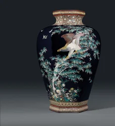 Vaso cloisonné, marchio della bottega Hayashi Chuzo, periodo Meiji, fine XIX secolo