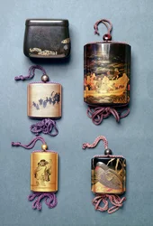 Inro e borsa per tabacco: da sinistra a destra: Borsa per tabacco con design Hiramaki-e, firmata Zeshin; Inro, processione di nozze di volpi in Sumi-e Togidashi, firmata Toyo; Inro, due saggi che leggono un rotolo in Sumi-e