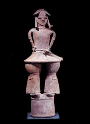 Arte giapponese: haniwa (statuetta funeraria) in terracotta raffigurante un guerriero in piedi con elmo. Altezza: 1,12 m. Epoca Kofun (350-550 d.C.). Parigi, Musée Guimet, Museo nazionale delle arti asiatiche