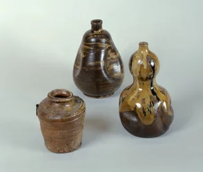 Vaso, bottiglia di sake e zucca in ceramica