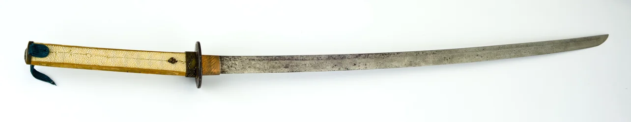 Katana, o spada (acciaio, rame, ottone, pelle di razza, legno e tessuto)