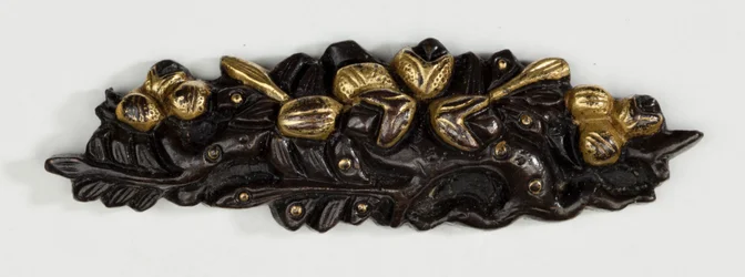 Menuki, o ornamento per impugnatura, a forma di composizione floreale