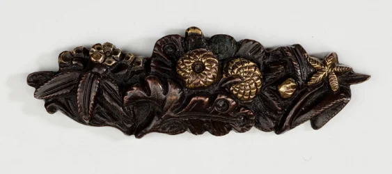 Menuki, o ornamento per impugnatura, a forma di composizione floreale