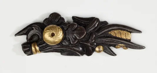 Menuki, o ornamento per impugnatura, a forma di composizione floreale