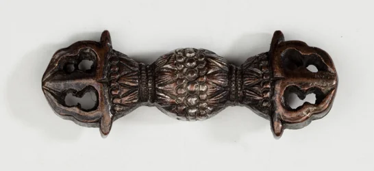 Menuki, o ornamento per impugnatura, a forma di vajra, simbolo del fulmine buddista